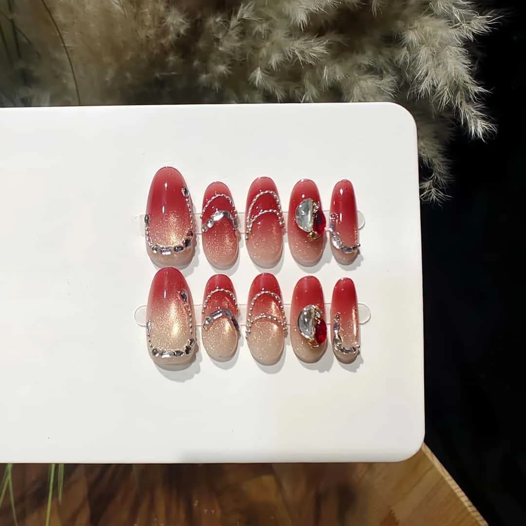 Wijnrode Cat Eye Press-on Nails met Strass en Kettingen