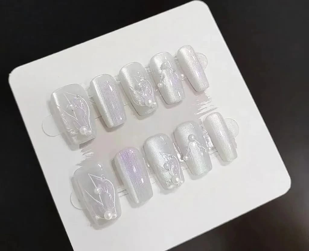 Zilverwitte Zeemeermin Cat Eye Kunstnagels met Parels