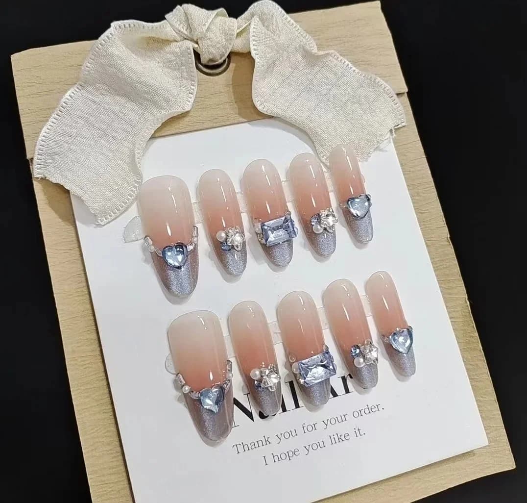 Blauwe Amber Cat Eye Nepnagels Franse Tip Strass Lang Ovaal