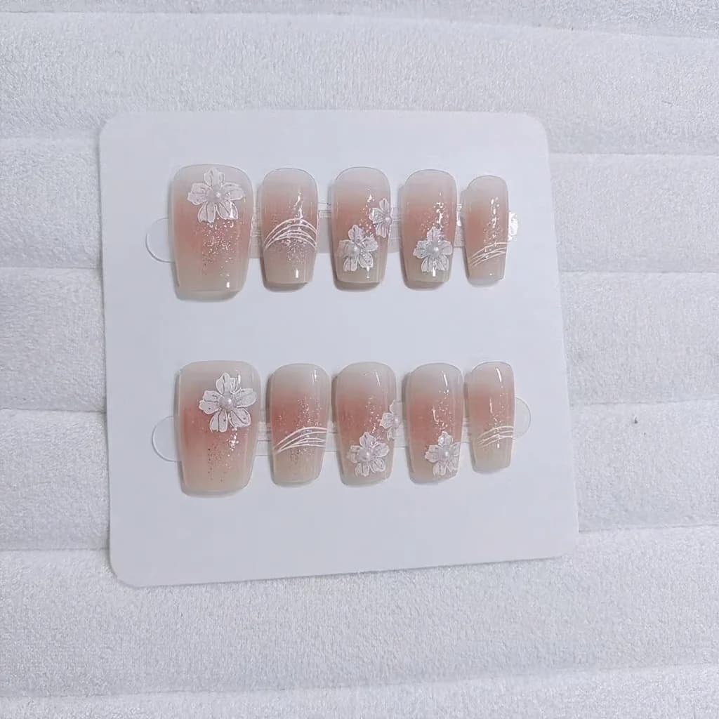 Handgeschilderde Bloemen Press-on Nails Korte Coffin Vorm Blush Design