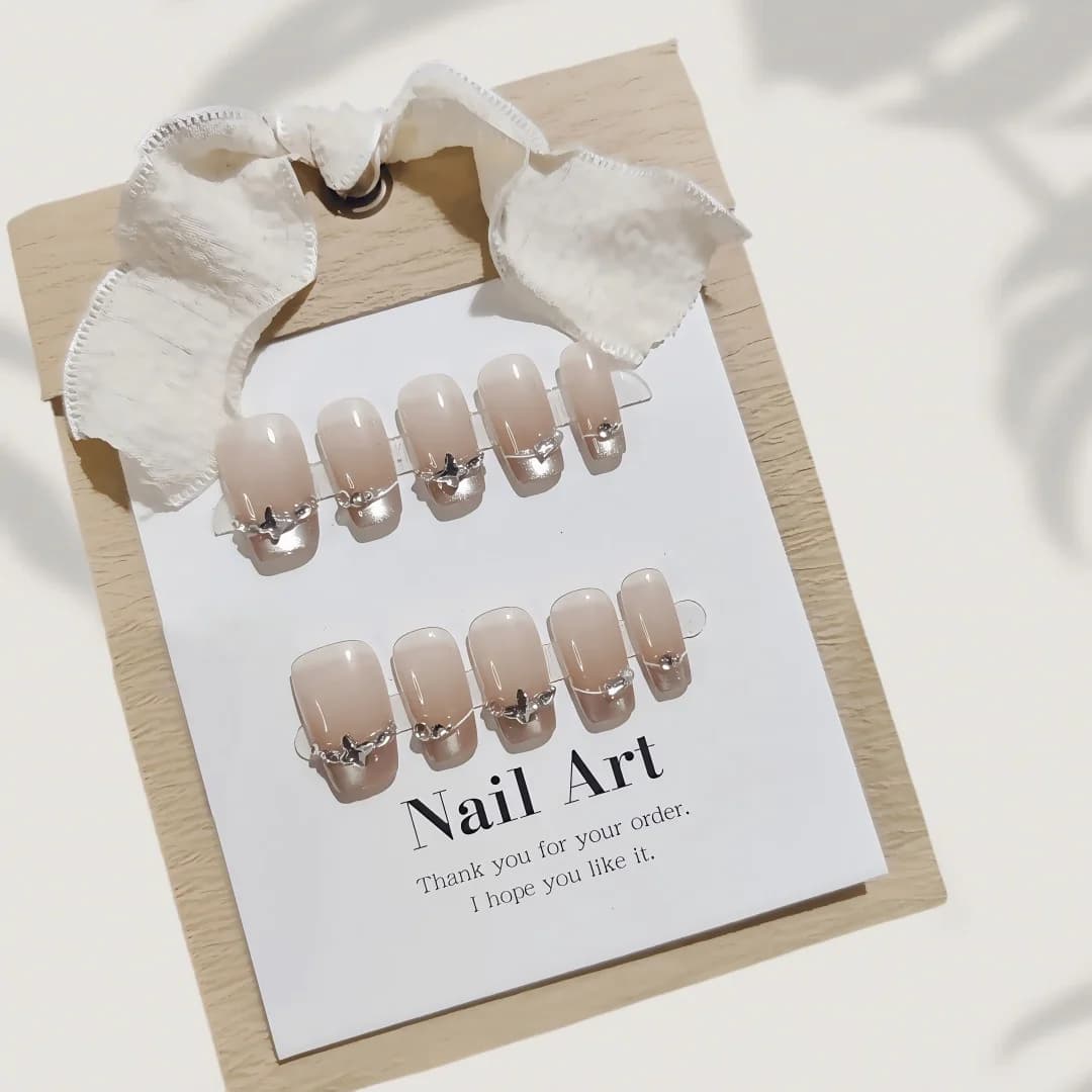 French Tip Press-On Nails met Vlindersteentjes en Cat Eye-effect