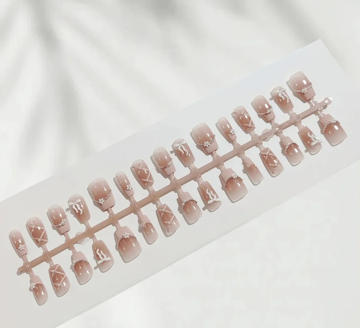 Roze French Tip Press On Nails met Ketting Strik Design Kort Vierkant