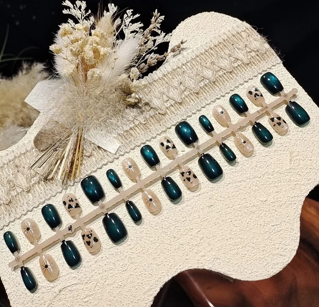 Donkergroene cat eye kunstnagels korte ballerina vorm