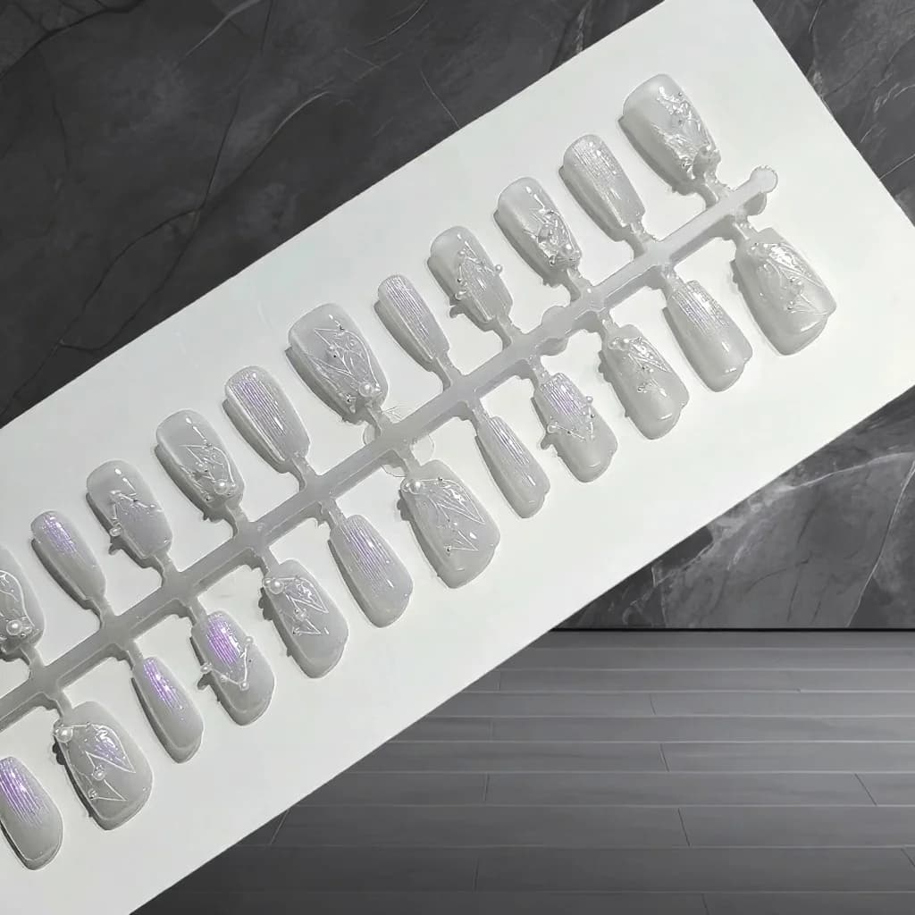 Zilverwitte Zeemeermin Cat Eye Kunstnagels met Parels