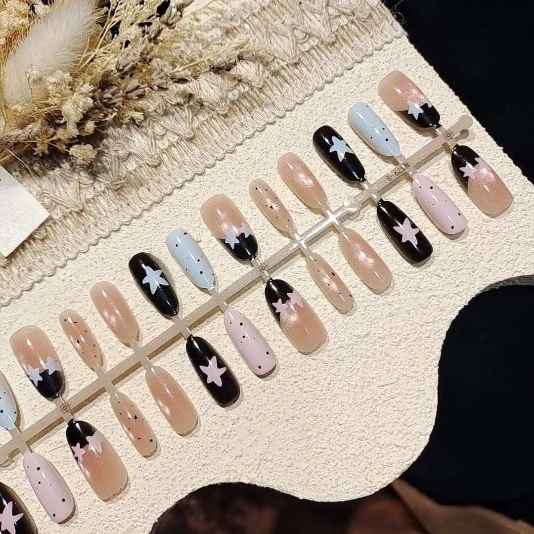 Press-on nails kattenoog met sterren en stippen, zoete manicure