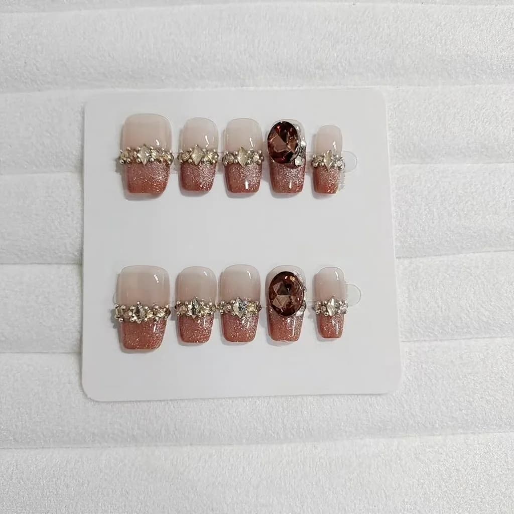 Press-On Nails French Tip met Strass Cat Eye Design