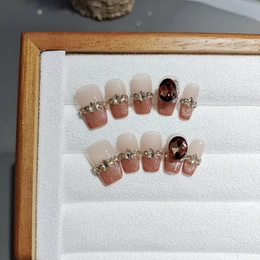 Press-On Nails French Tip met Strass Cat Eye Design