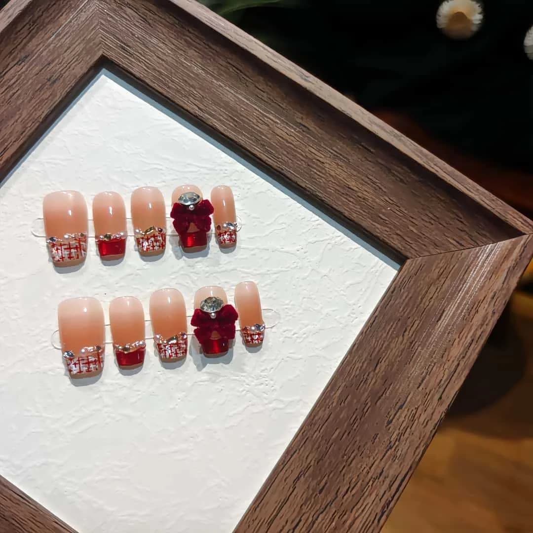 Press-on Nails Kort Kistvormig Rood Fluweel Strikmotief 30 Stuks