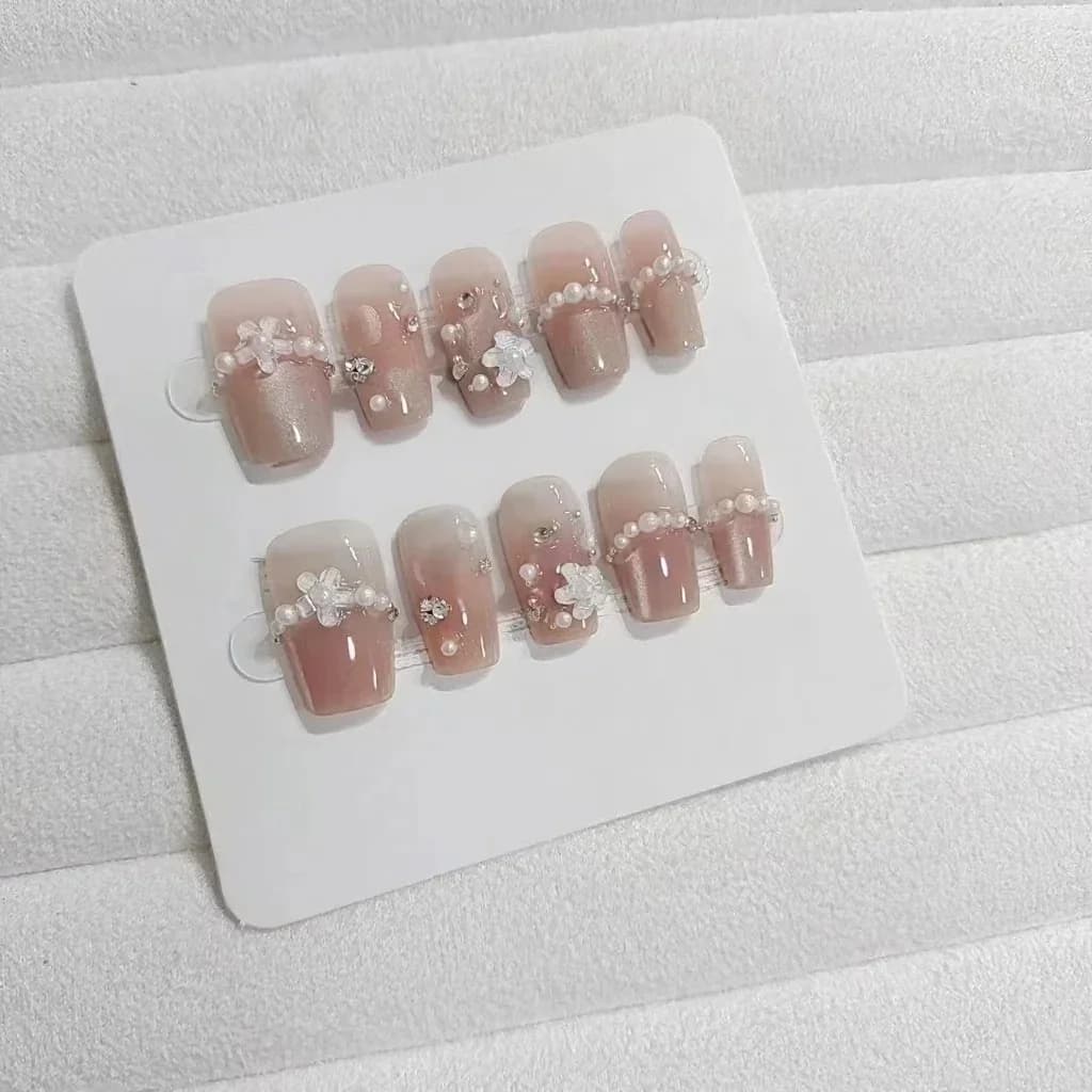 Witte Camelia Cat Eye Press-On Nails met Parelaccenten