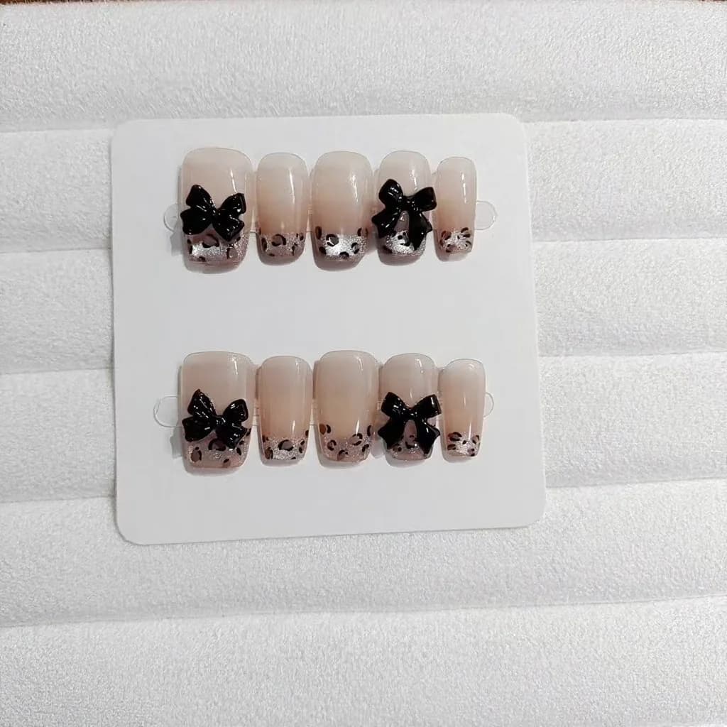 Korte Coffin Kunstnagels met Luipaardprint en Vlinders, 10 stuks
