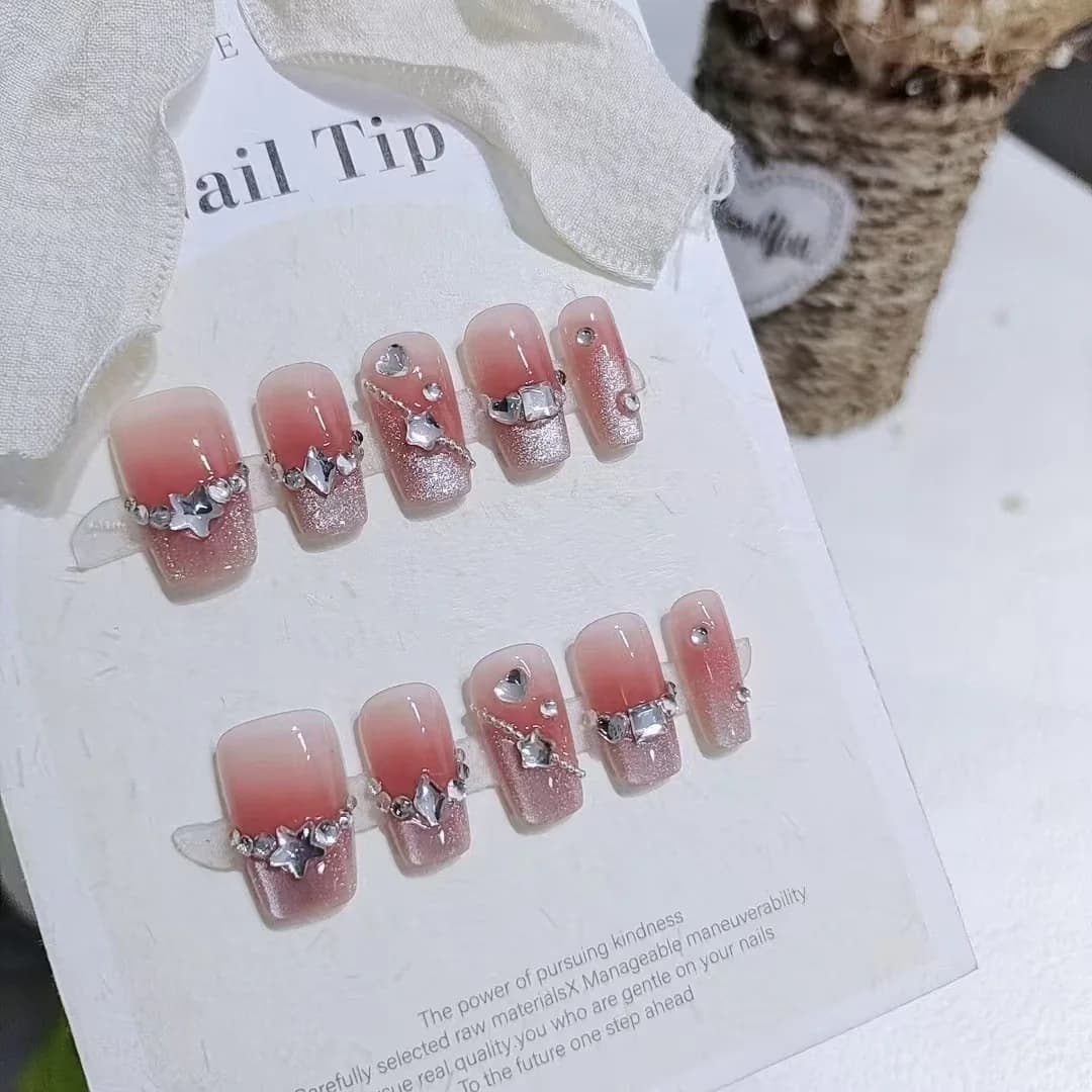 Press-on nails met hartjespatroon en glitterfinish