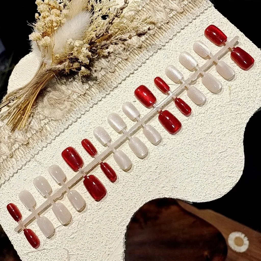 Cinnabar Bloemen Cat Eye Press-On Nails met Glasparels
