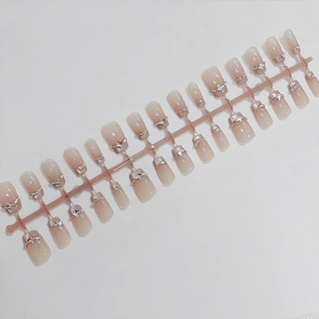 French Tip Press-On Nails met Vlinder Strass en Cat Eye Effect
