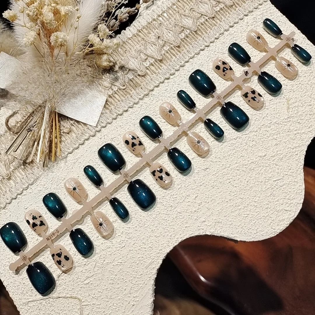 Donkergroene cat eye kunstnagels korte ballerina vorm
