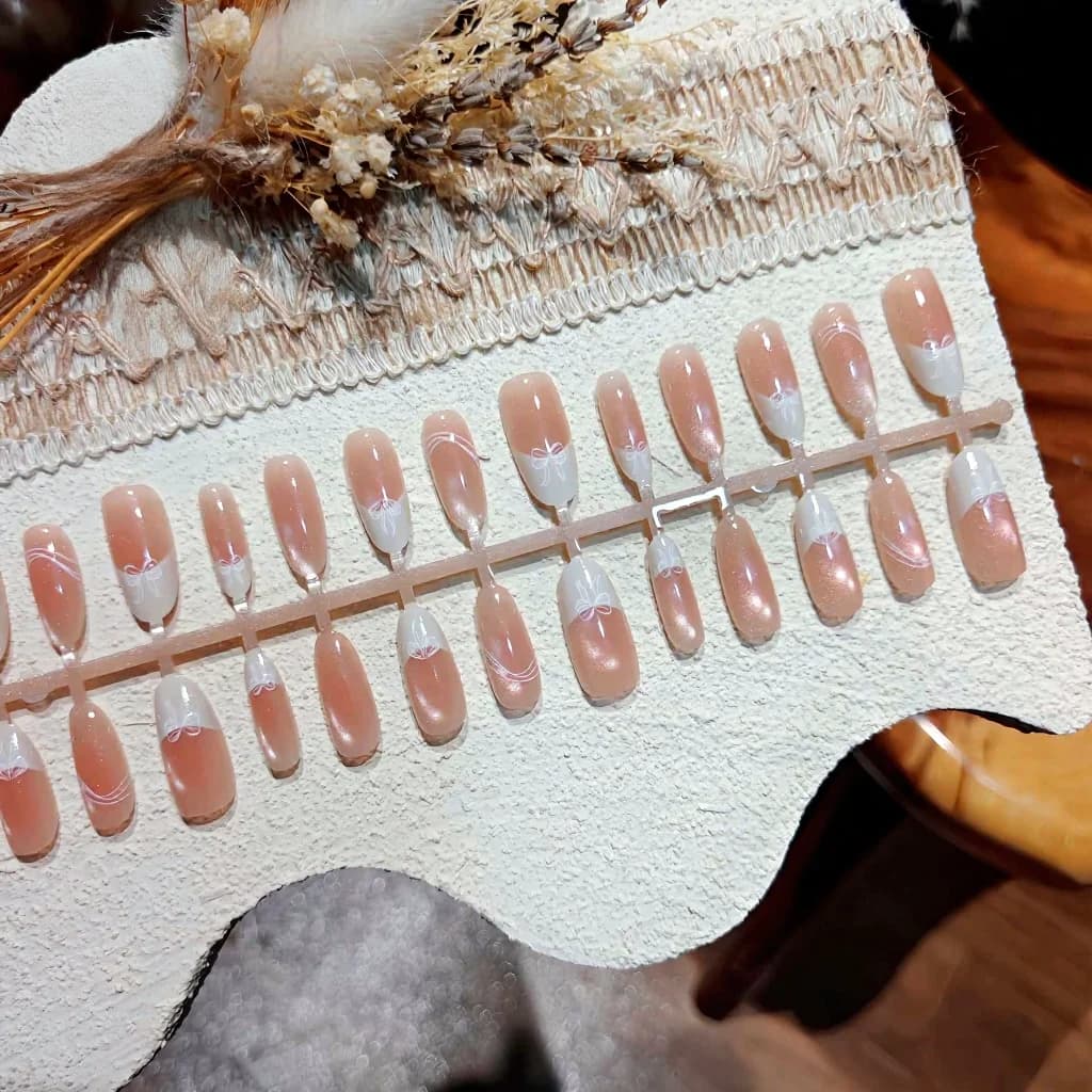 Melkwitte Cat Eye Press-on Nails Medium Ovaal Vorm 30 Stuks