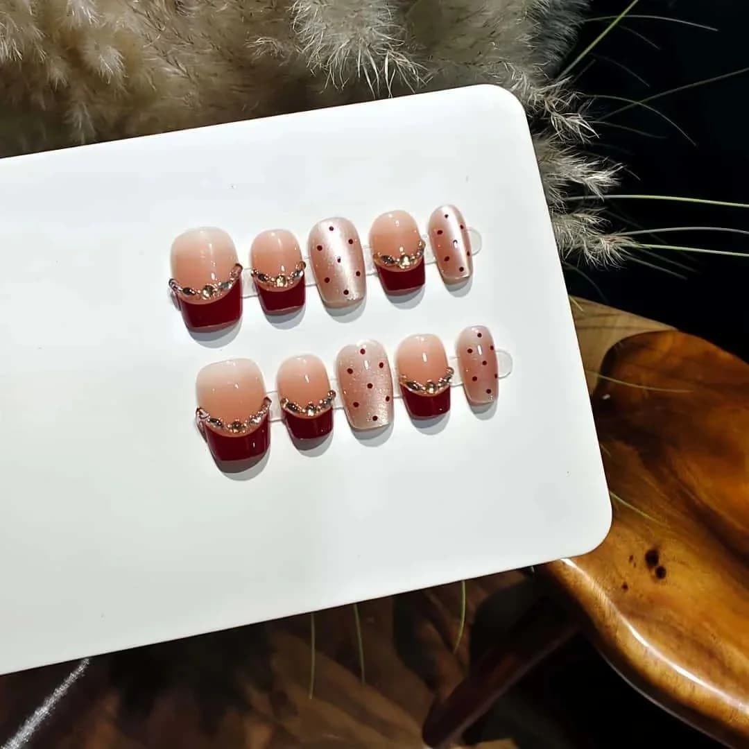Roodbruine Cat Eye Press-On Nails met Strass