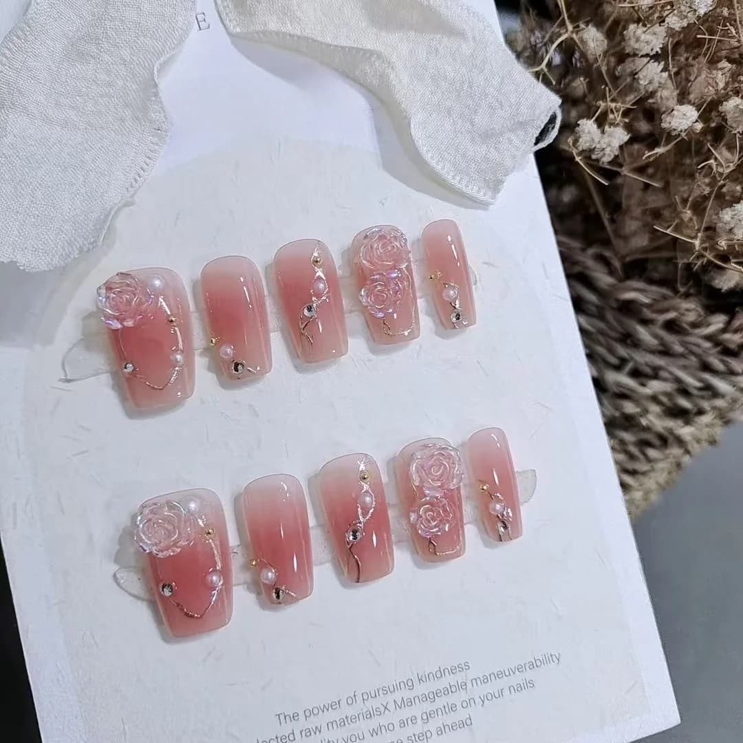 Gouden camelia press-on nails, bloemendesign zoete stijl manicureset