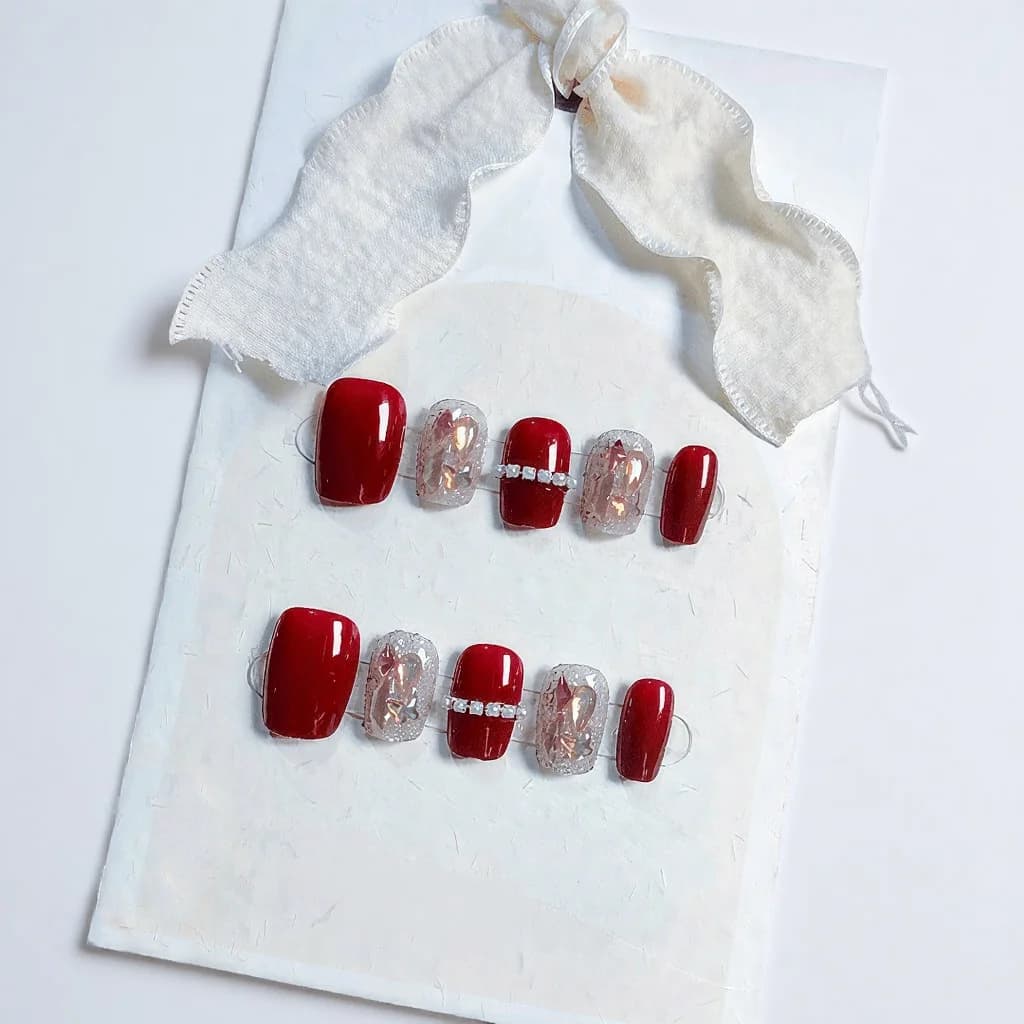 Rode press-on nails met ketting en aurora-strass, kort ballerina model