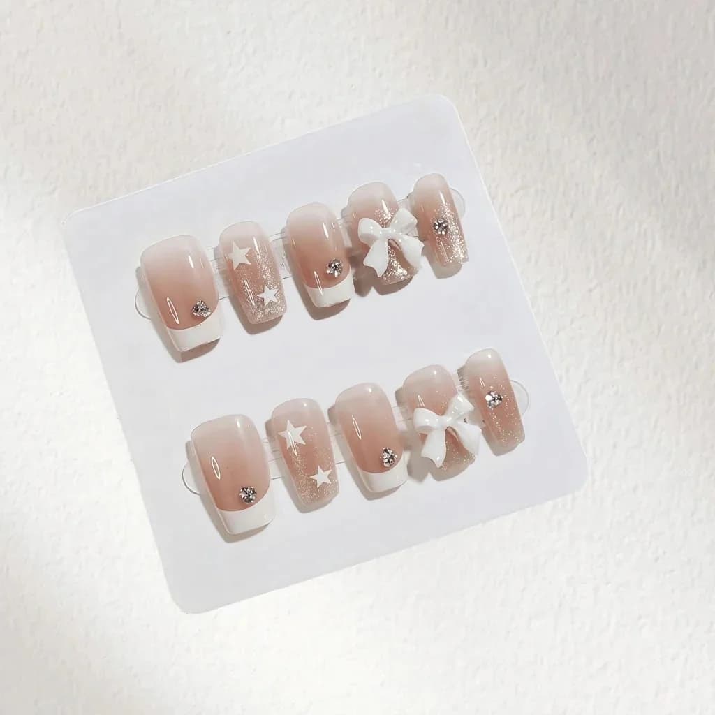 Press-on nails Franse tip met strass en strikdesign, korte vierkante vorm