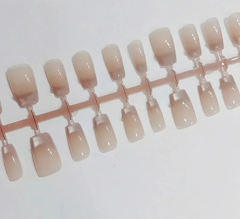 French Tip Press-On Nails met Vlinder Strass en Cat Eye Effect