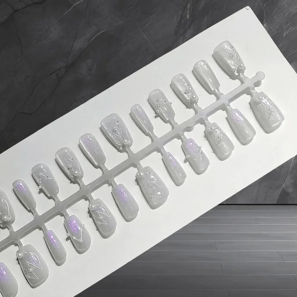 Zilverwitte Zeemeermin Cat Eye Kunstnagels met Parels