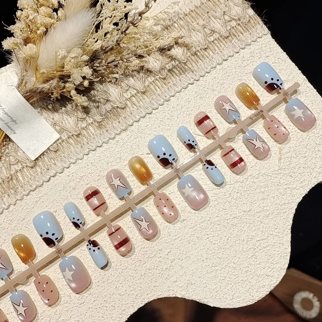 IJsblauwe Cat Eye Press-on Nails met SterrenGlitter, Korte Ballerina Vorm