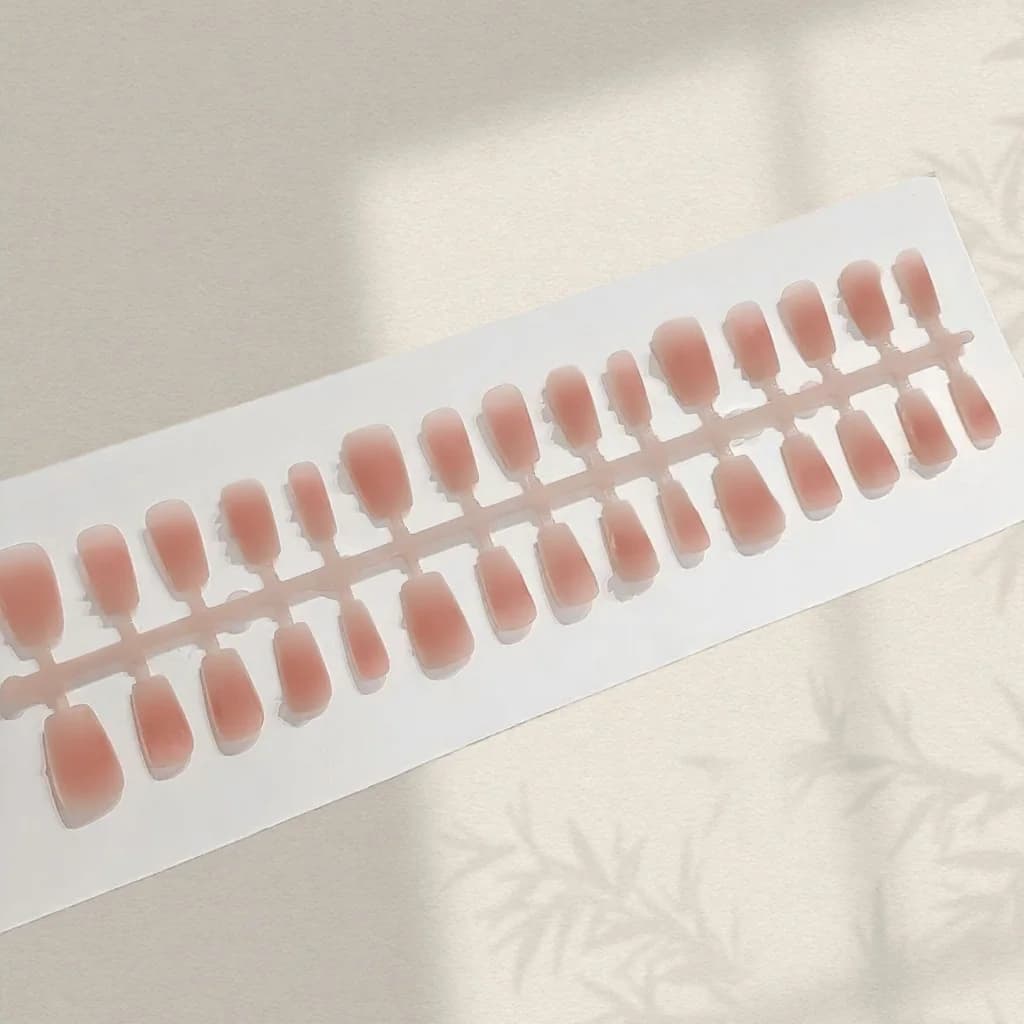 Gouden camelia press-on nails, bloemendesign zoete stijl manicureset
