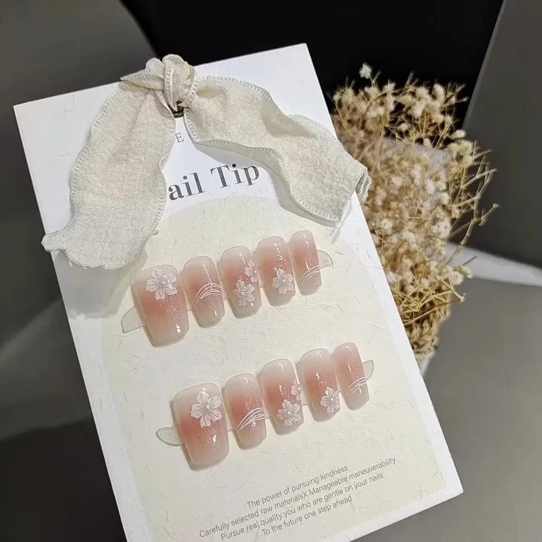Handgeschilderde Bloemen Kunstnagels, Korte Coquille met Blush Effect