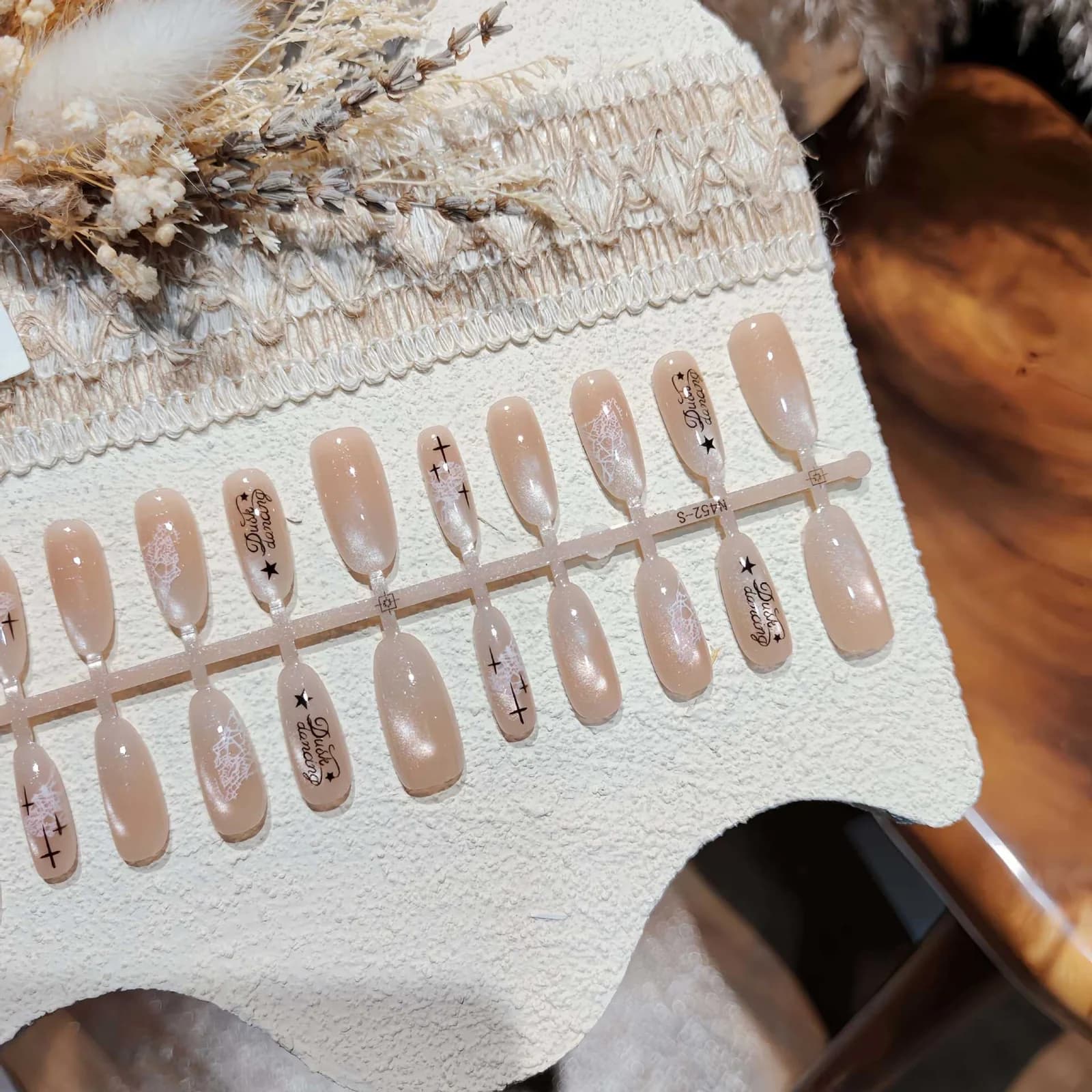 Melkwitte Cat Eye Press On Nails, Ovale Vorm, 30 Stuks