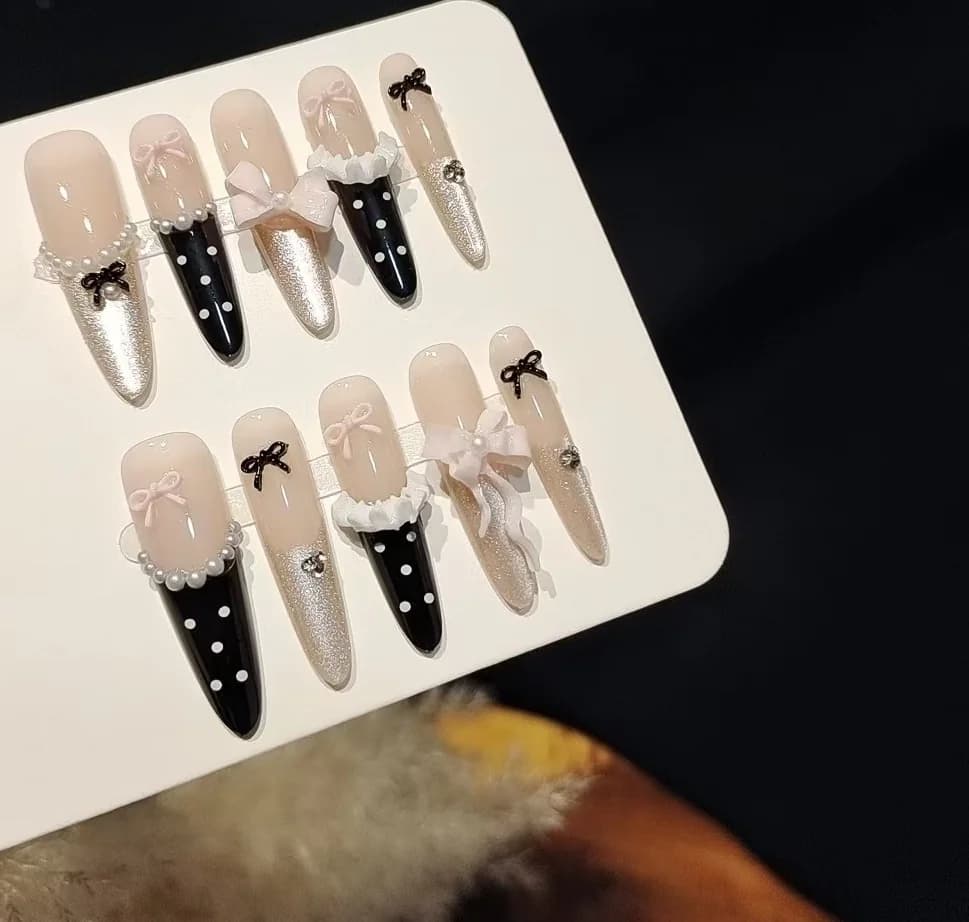Hepburn Jurk Stijl Press-On Nails met Strikdesign