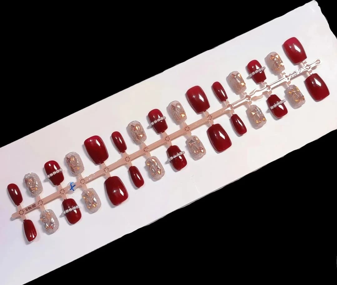 Rode press-on nails met ketting en aurora-strass, kort ballerina model