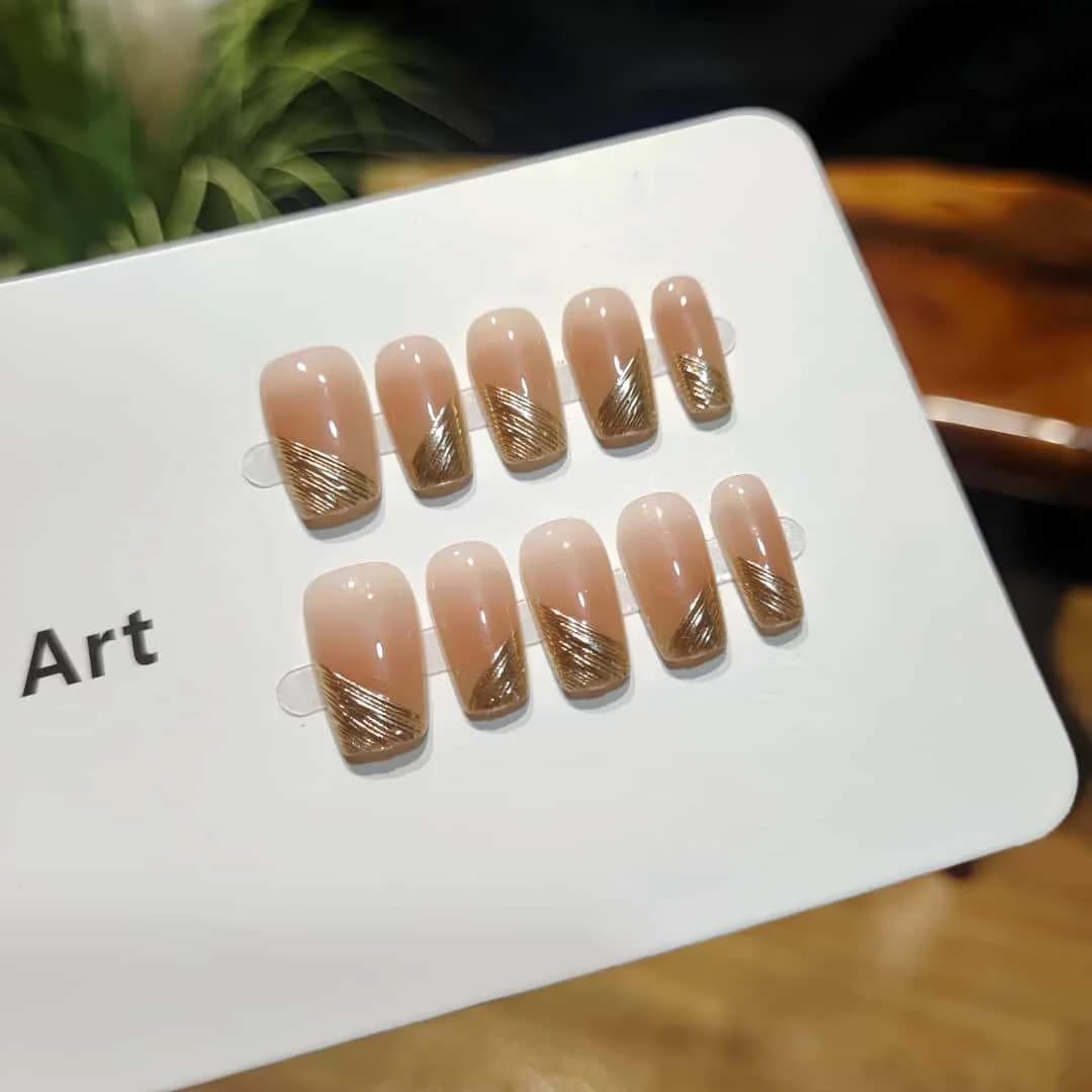 Diagonale French tip kunstnagels met spiegelchroom afwerking