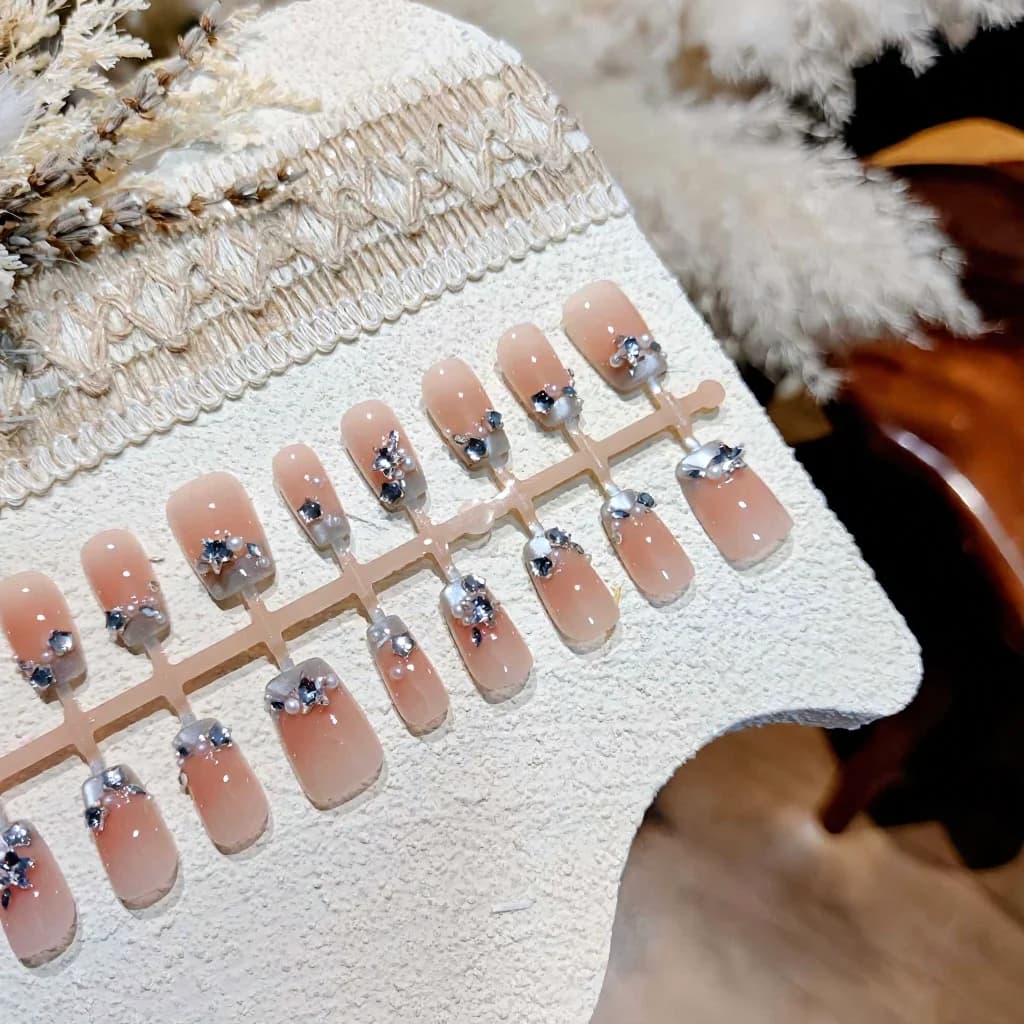 Blauwe French tip kunstnagels met parels en strass