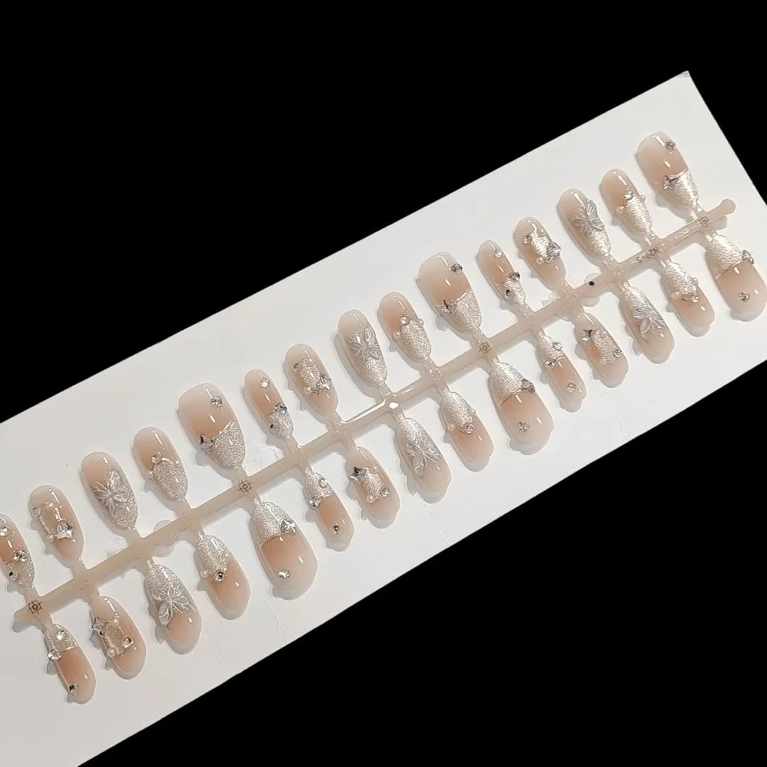 Druk-op Nagels Medium Ovaal Franse Tip Vlinderdesign Herbruikbare Set