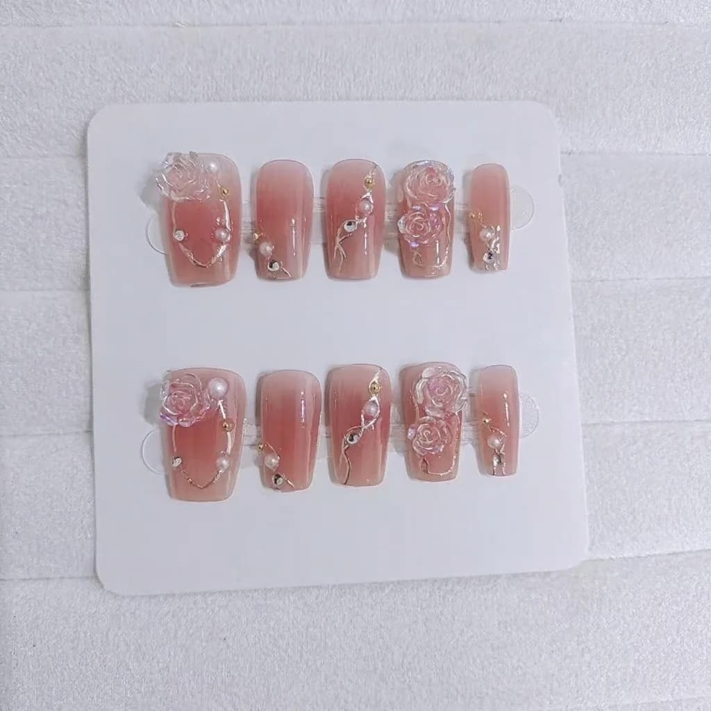 Gouden camelia press-on nails, bloemendesign zoete stijl manicureset