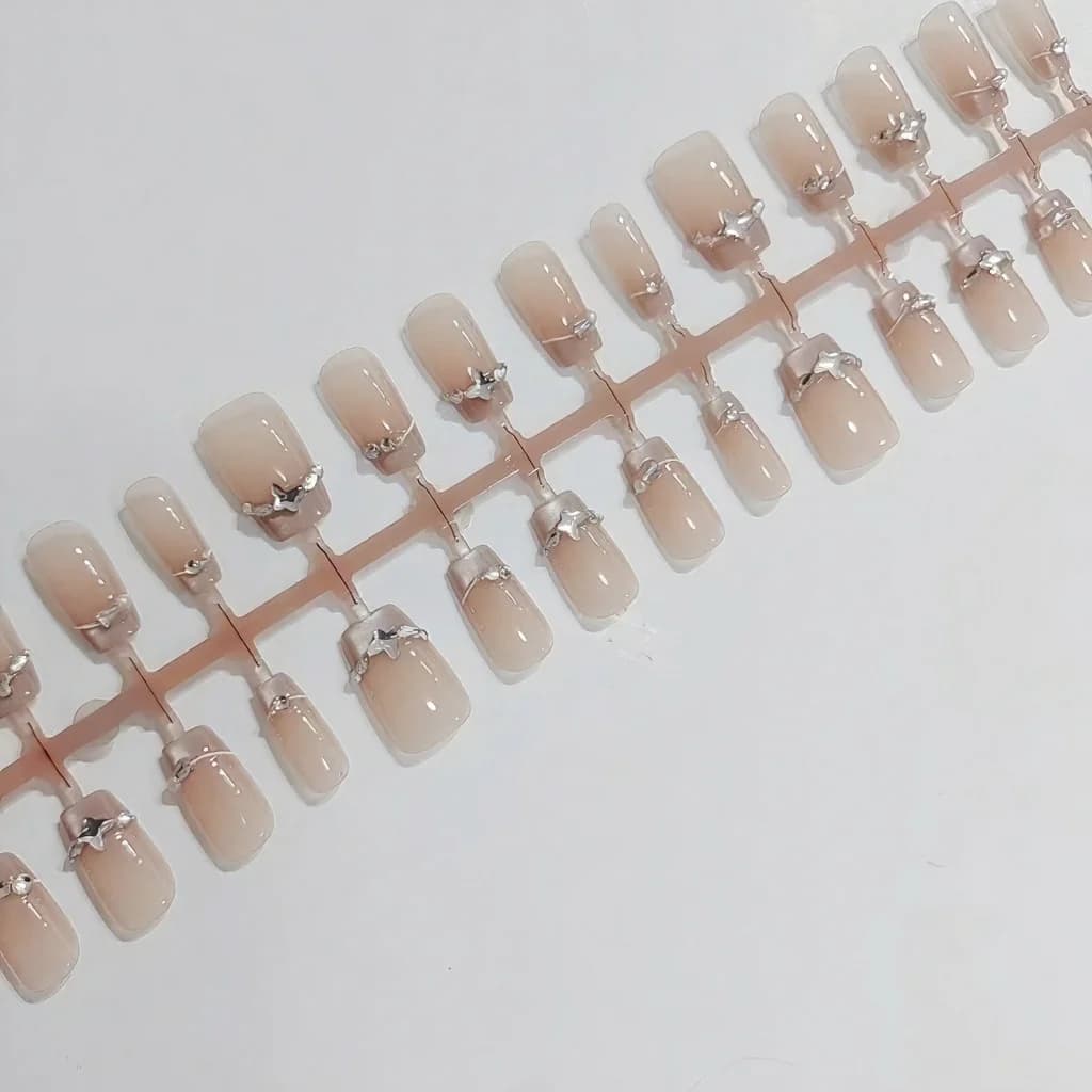French Tip Press-On Nails met Vlinder Strass en Cat Eye Effect