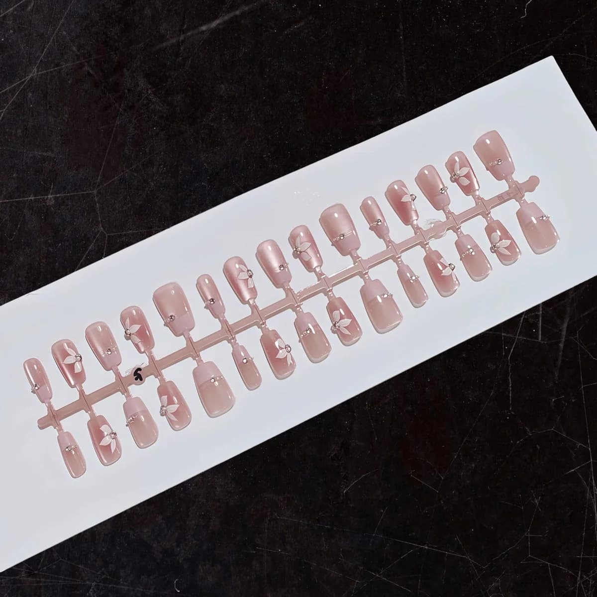 Korte coffin press-on nagels met roze bloemen, strass en glitter