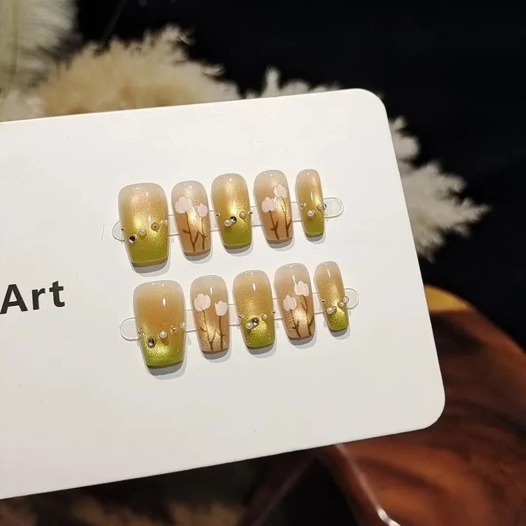 Korte Cat Eye Press-On Nails met Bloemendessin, Zoete Gradientstijl