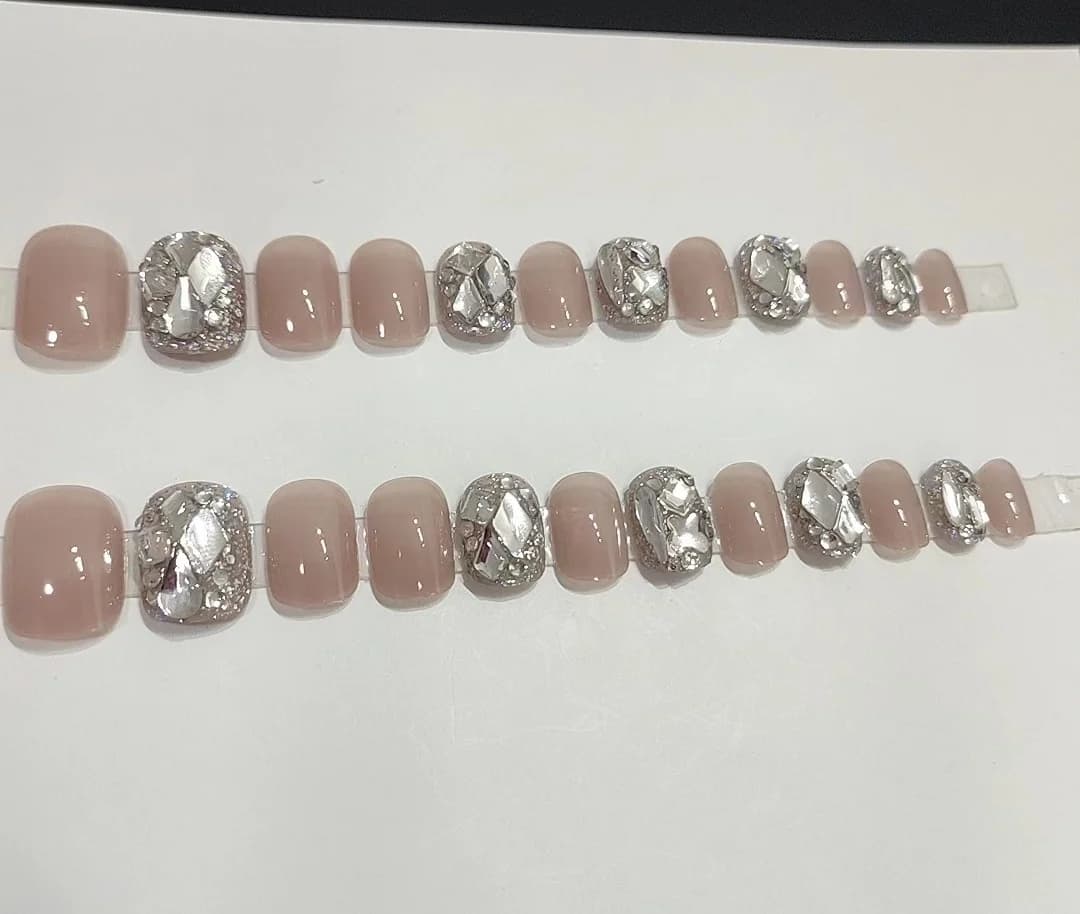 Korte press-on nails met ijs-transparant strass design, 24 stuks