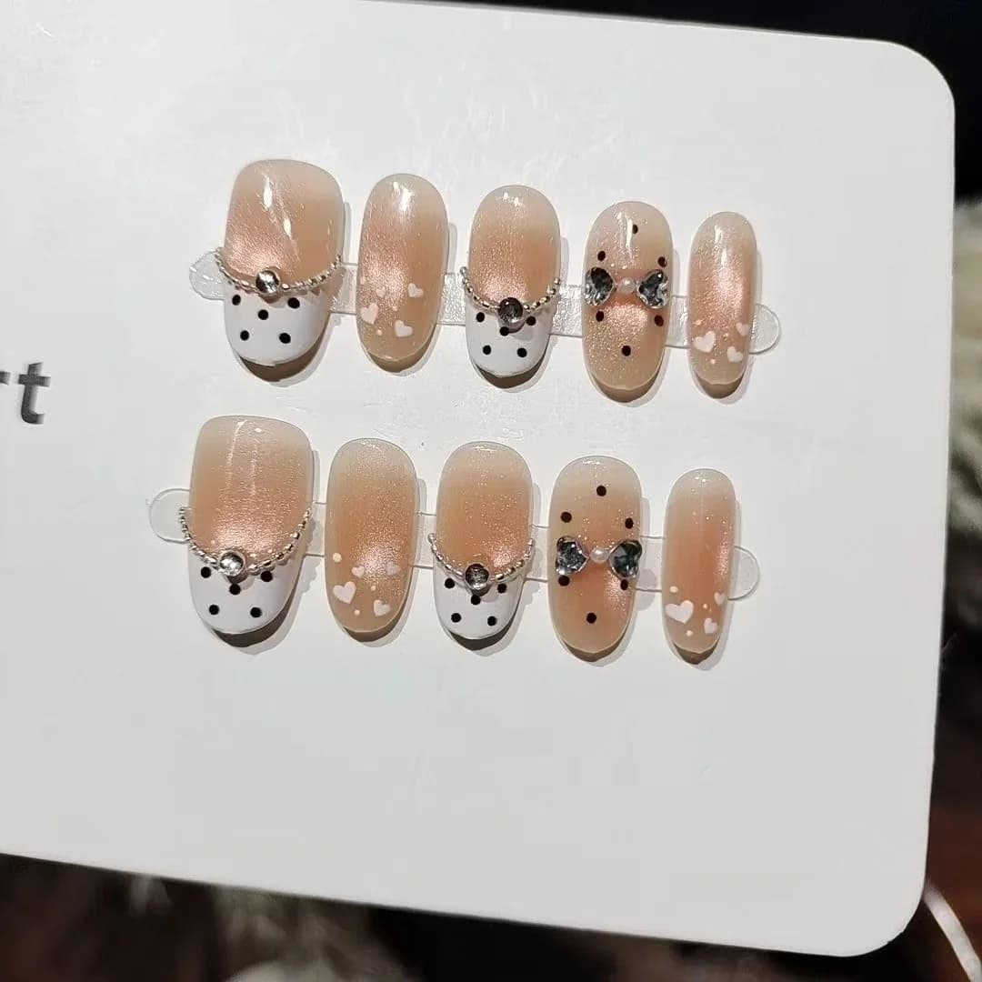 Korte Ovale Press-On Nails met Stippen, Parels en Cat Eye Glitter