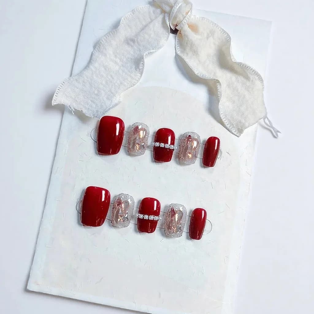 Rode press-on nails met ketting en aurora-strass, kort ballerina model
