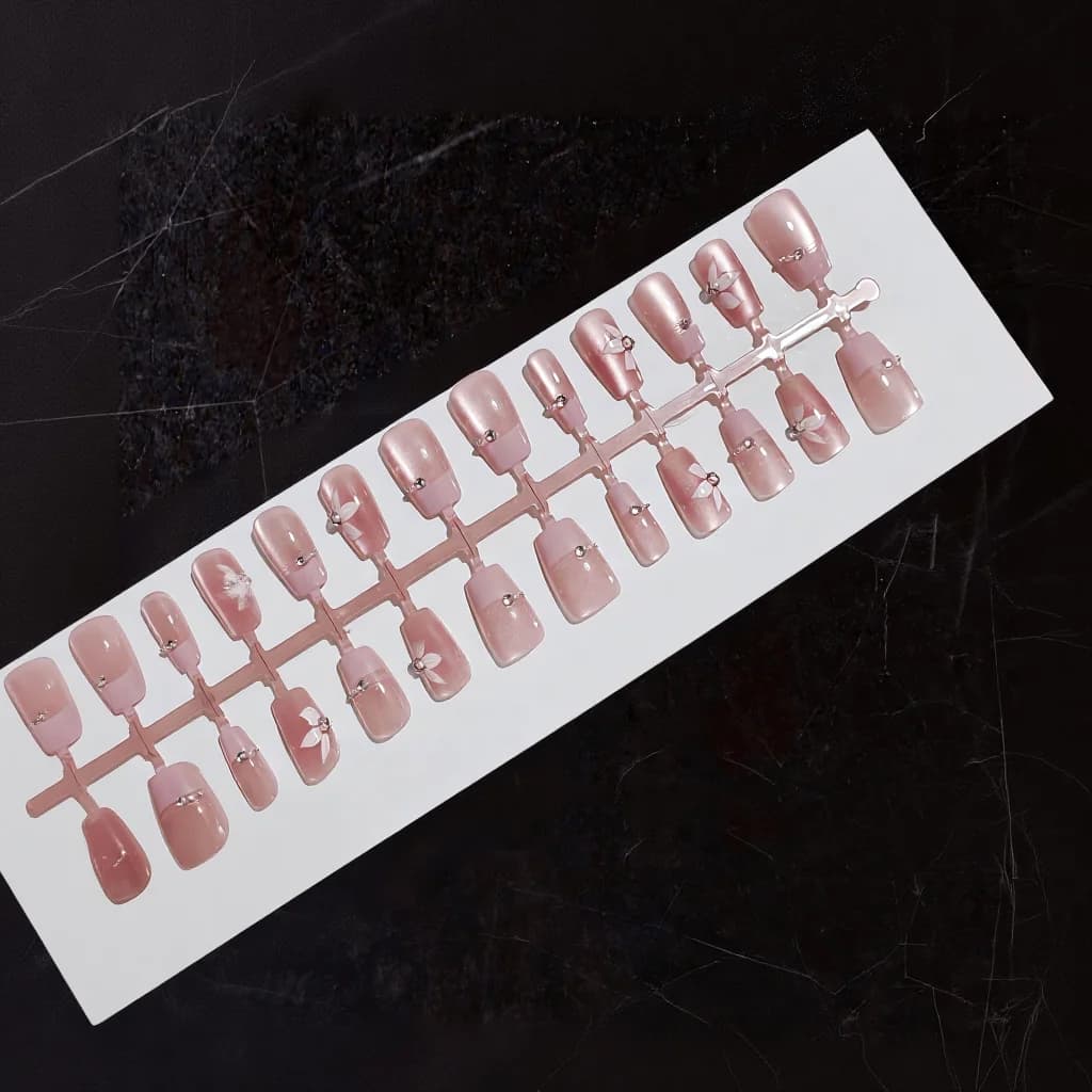 Korte coffin press-on nagels met roze bloemen, strass en glitter