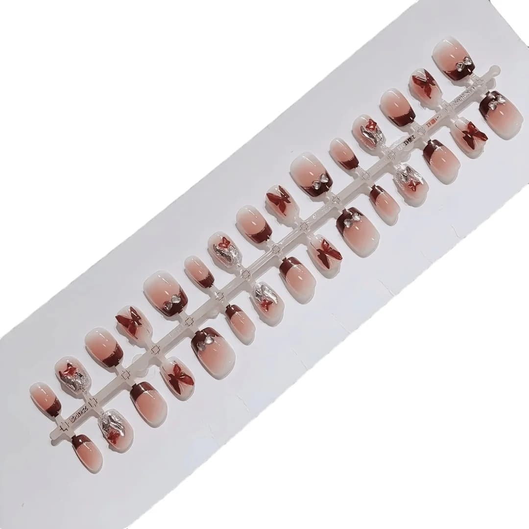 Rode French tip kunstnagels met vlinder- en glitterdetails
