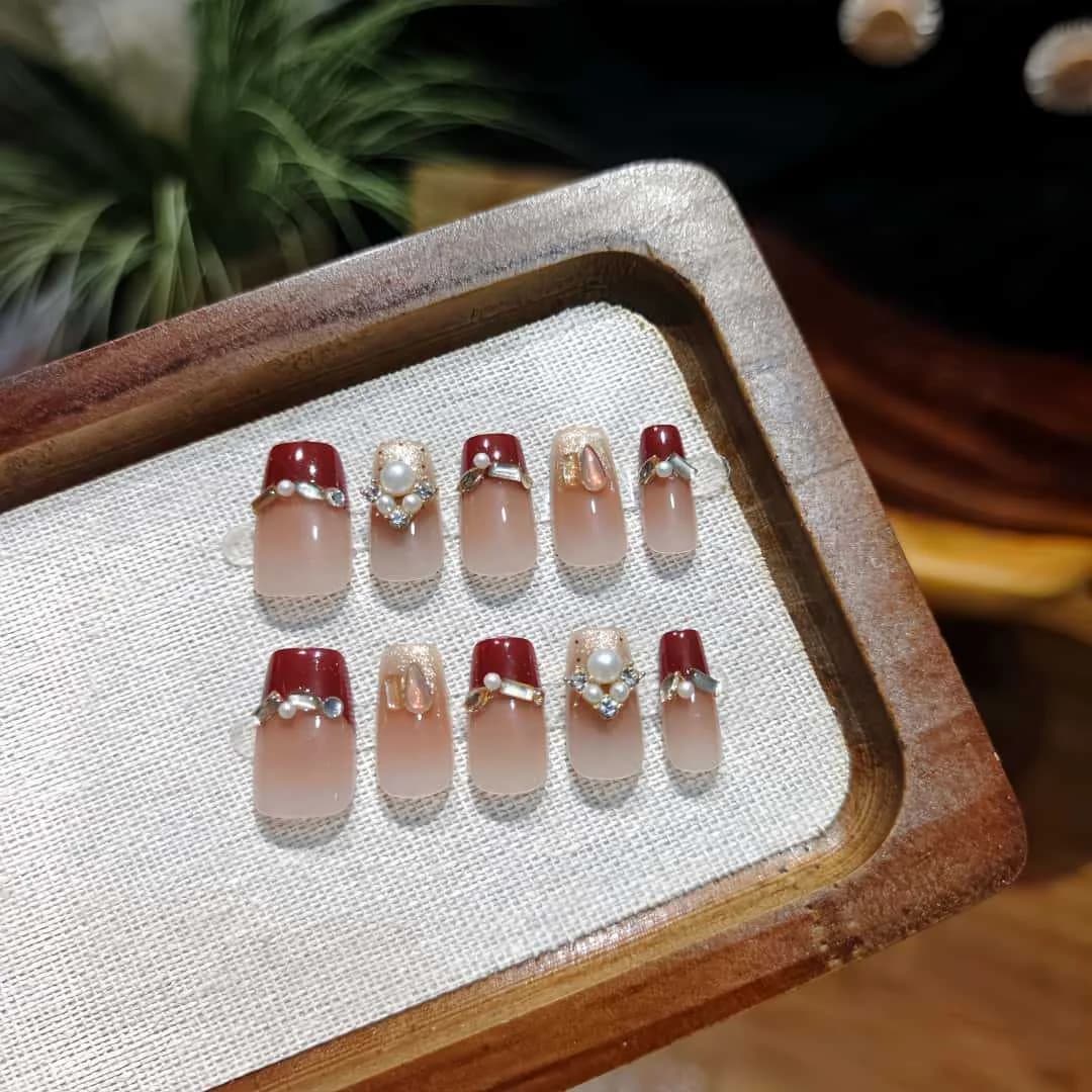Rode Parel Nageltips Kort Kistvorm Franse Tip Glitter