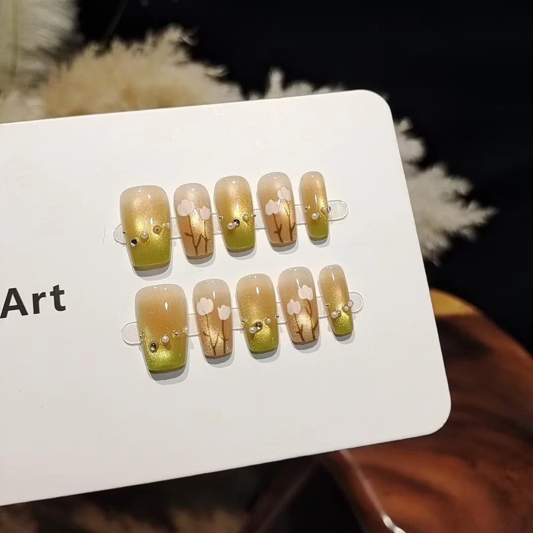 Korte Cat Eye Press-On Nagels met Bloemen Design, Zoete Verloop Stijl