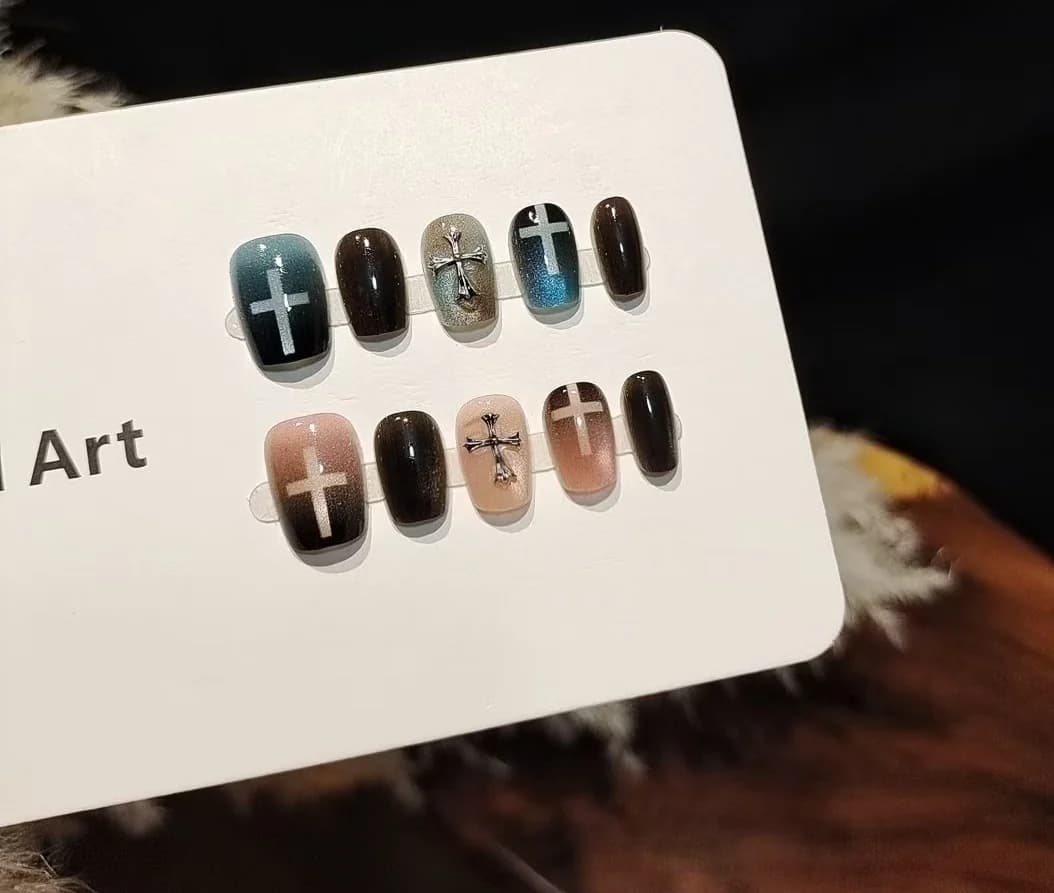 Blauw Roze Cat Eye Press-on Nails met Glasparels en Kruis