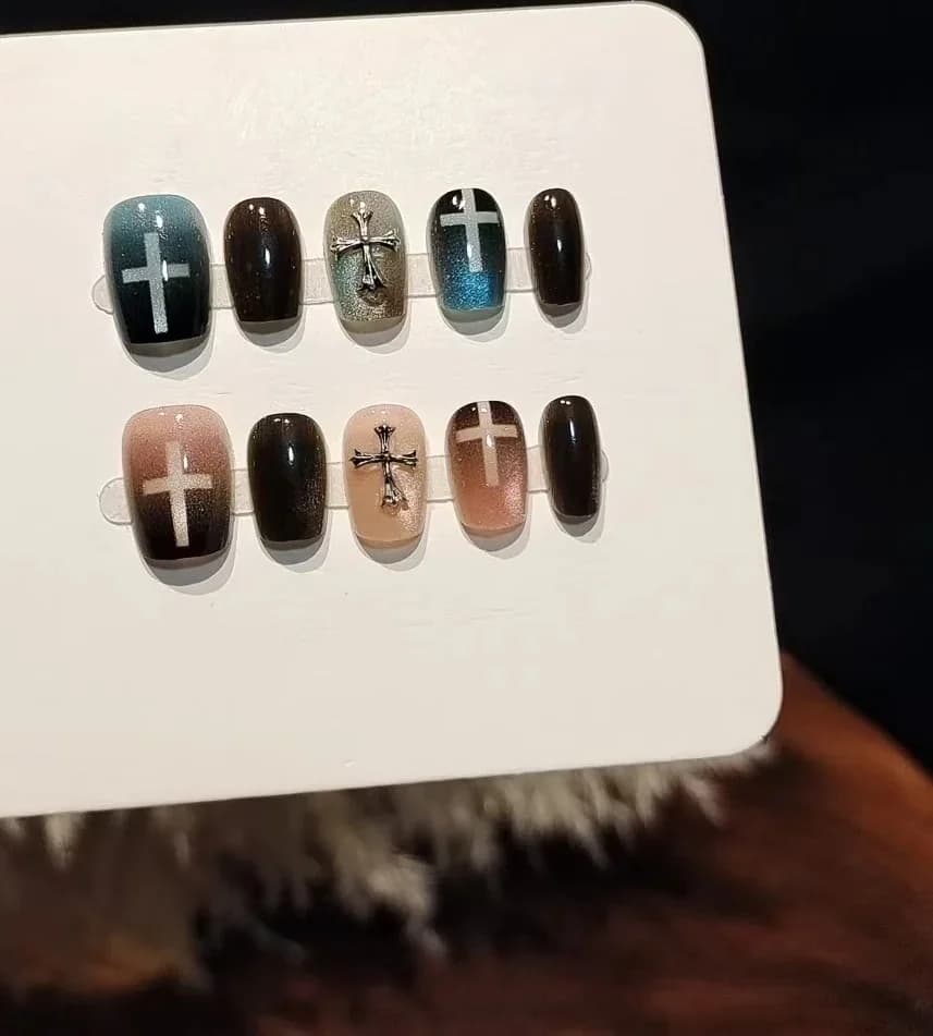 Blauw Roze Cat Eye Press On Nails met Glasparels en Kruis Design