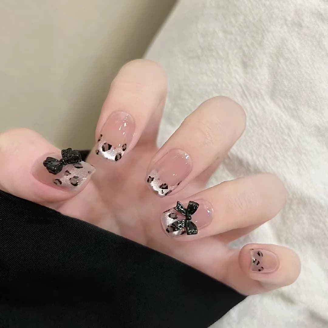 Korte Coffin Kunstnagels met Luipaardprint en Vlinders, 10 stuks