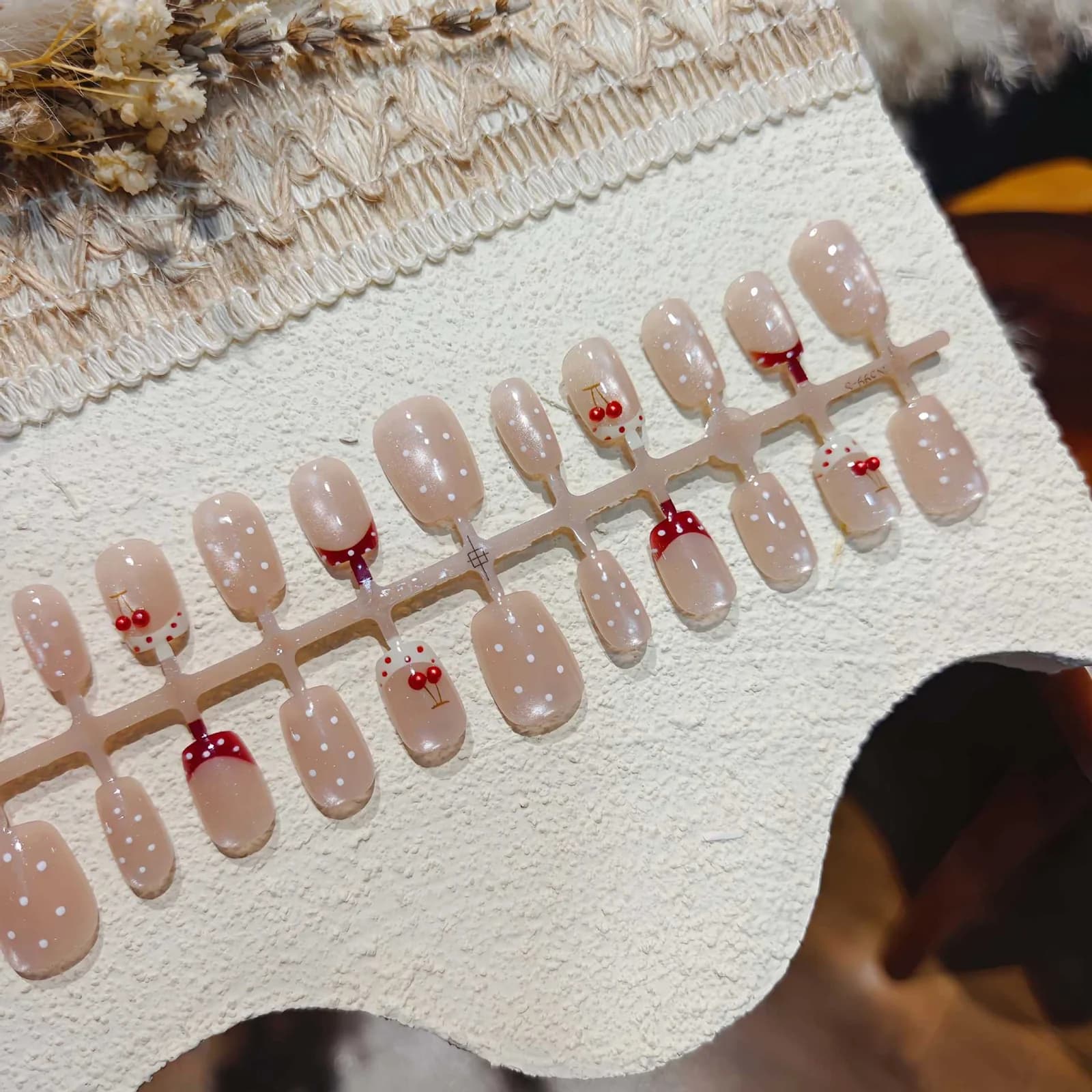 Press-on nails met stippen en kersen en strass, korte ballet-vorm