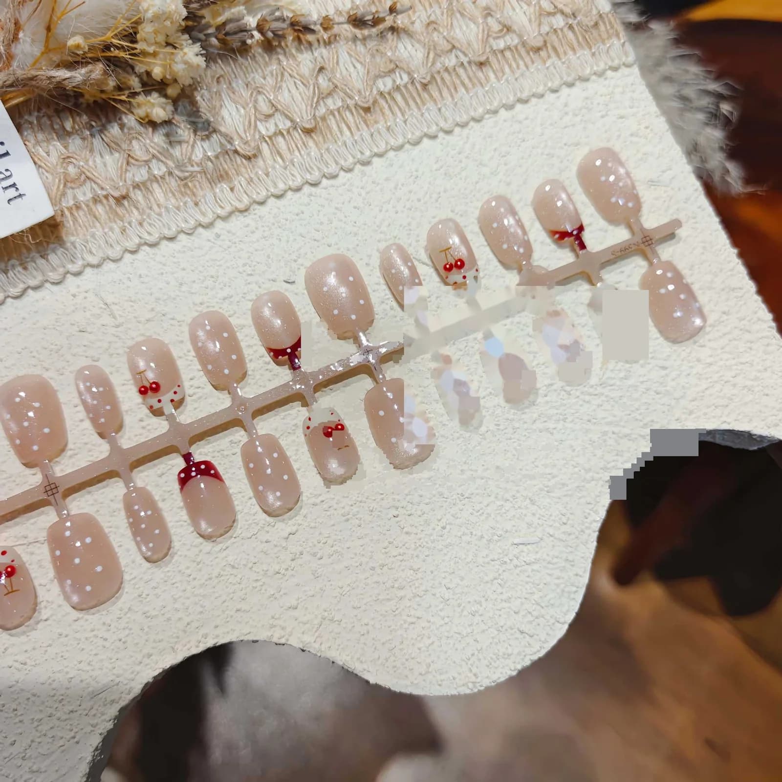 Press-on nails met stippen en kersen en strass, korte ballet-vorm